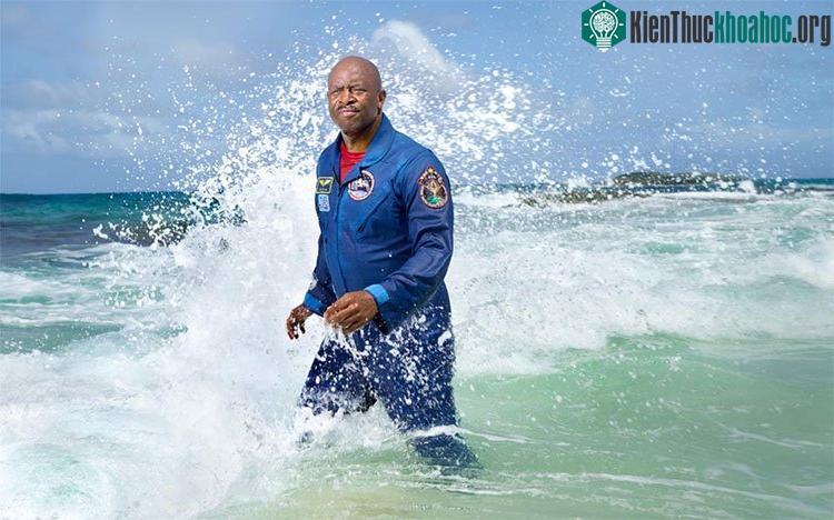 Phi hành gia Leland Melvin.