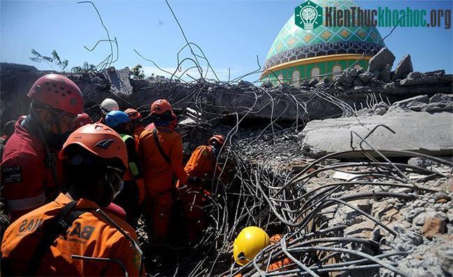 Lực lượng cứu hộ làm nhiệm vụ tại hiện trường đổ nát sau động đất tại Bắc Lombok, Indonesia ngày 8/8.