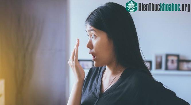 Bỏ bữa sáng là một trong những nguyên nhân khiến hơi thở có mùi.