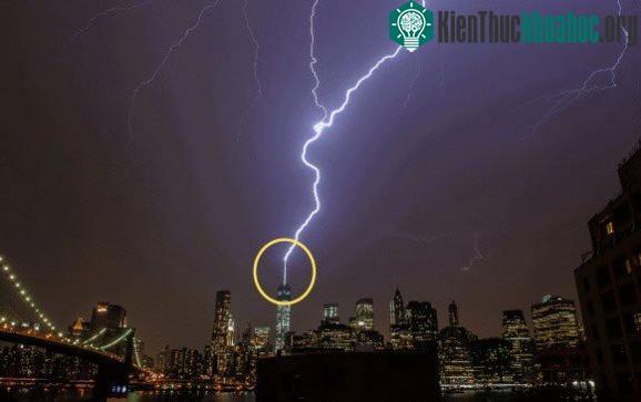 Tòa nhà Empire State thường "dính đòn" sấm sét.