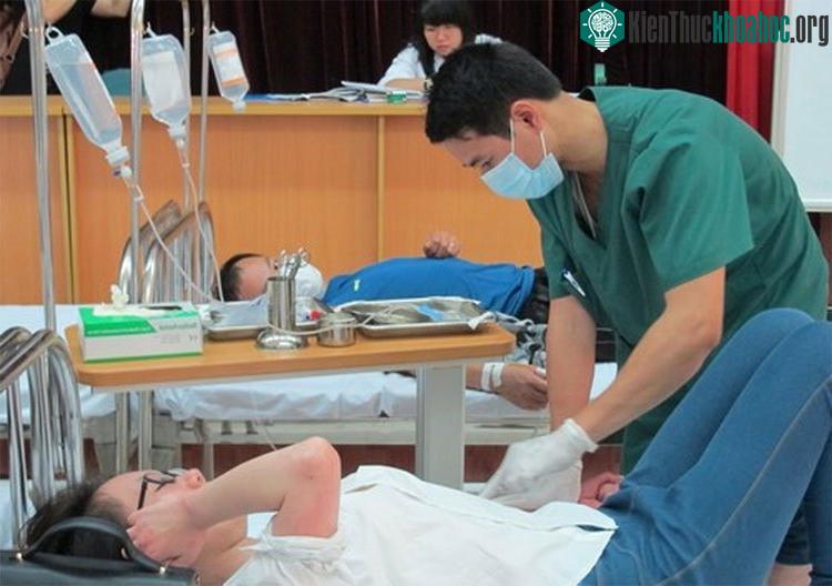 Bệnh nhân trước khi truyền đường cần xét nghiệm máu và được bác sĩ theo dõi sát.