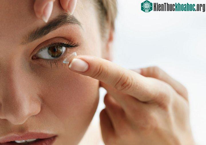 Kính áp tròng là nguyên nhân sinh ra các hạt nhựa siêu nhỏ trên sông, hồ và đại dương.