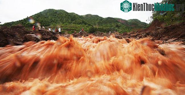 Mưa, lũ luôn là nỗi ám ảnh của người dân vùng Tây Bắc. (Ảnh: Ngọc Thành.)