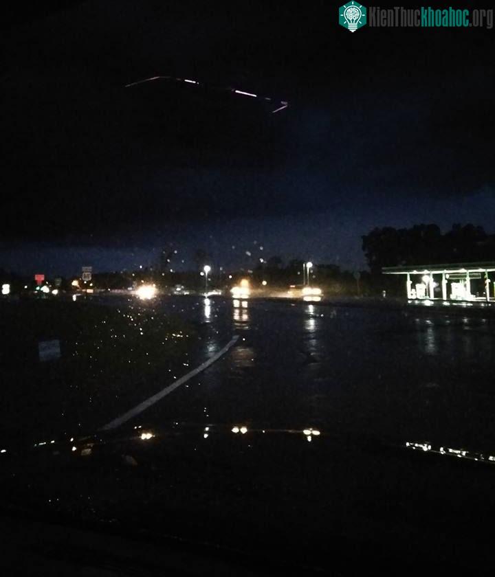 Bức hình UFO bí ẩn của ông Javion Hill.