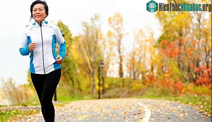Hãy chuẩn bị một chiếc áo khoác mỏng đề phòng nhiệt độ biến đổi dẫn đến cảm lạnh hoặc sốc nhiệt. (Ảnh: RD).