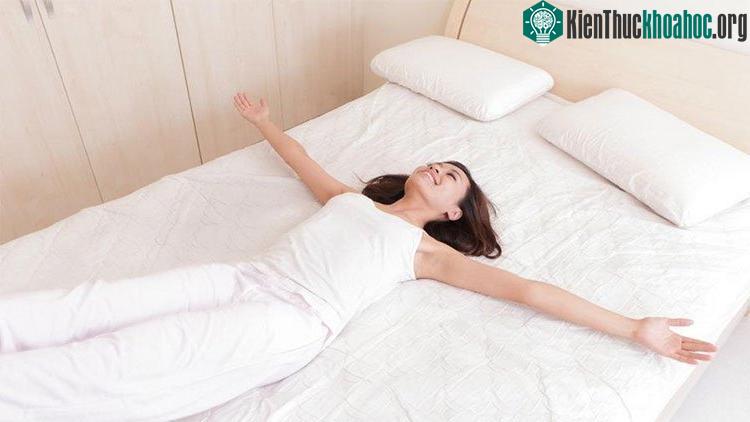 Sau khi thức giấc không nên ngồi dậy ngay mà nên nhắm mắt dưỡng tâm 3 phút. (Ảnh: Big Think).