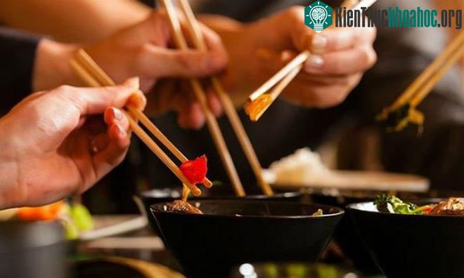 Đũa gỗ được sử dụng rộng rãi nhưng ẩn chứa nhiều nguy cơ sức khỏe. (Ảnh: AGCR).
