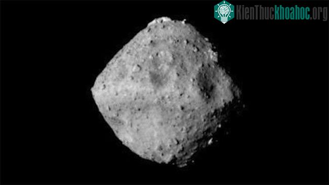Tàu vẫn chưa thấy dấu hiệu của nước trên bề mặt địa chất tiểu hành tinh Ryugu. (Nguồn ảnh: Phys).