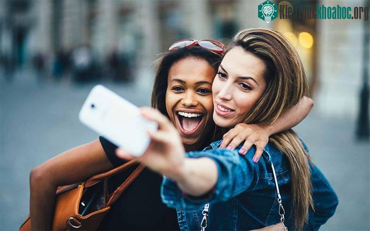 Phụ nữ ngày nay sử dụng sự gợi cảm giới tính một cách vô thức như một chiến lược chống lại sự bất bình đẳng về thu nhập.