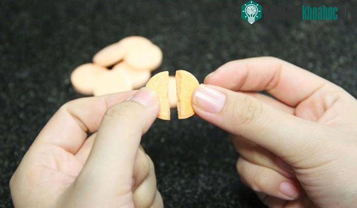 Người bệnh khi chia nhỏ thuốc để sử dụng nên tìm hiểu kỹ dạng thuốc và phải được sự hướng dẫn tư vấn của người có chuyên môn. (Ảnh: Cẩm Anh).