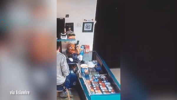 Bát mỳ bất ngờ nổ tung dù không có ai đụng vào. (Ảnh cắt từ video).