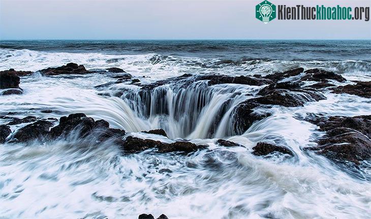 Bức ảnh chụp giếng thần Sấm trông như cảnh quan siêu thực của DeWald. (Ảnh: Brad DeWald).