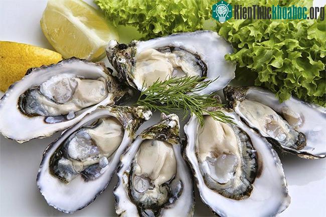 Hàu chứa lượng kẽm cao, gấp hàng trăm lần so với các loại thịt, cá và ngũ cốc chứa kẽm khác. (Ảnh: EatingWell)