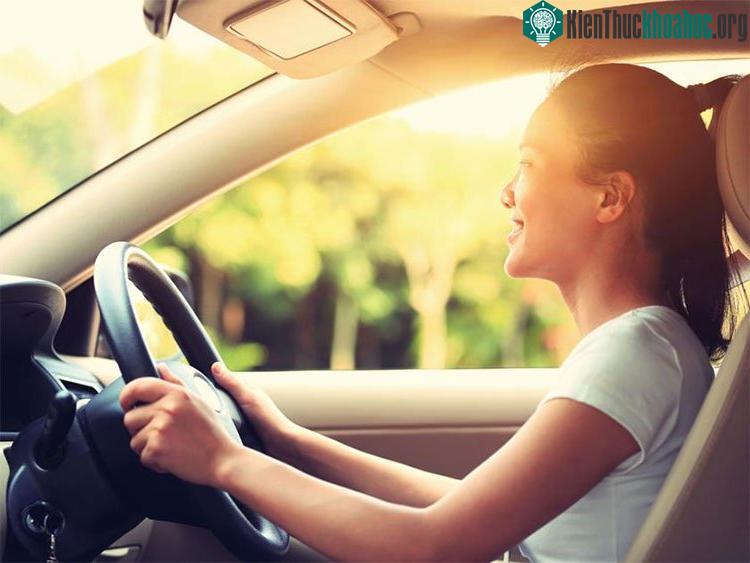 Kính ô tô loại chống tia cực tím chỉ chặn được 44-96% tia UVA. (Ảnh: Activity Avenues).