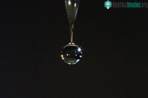 Các nhà khoa học sử dụng sóng âm thanh để định hình dạng của giọt mực in