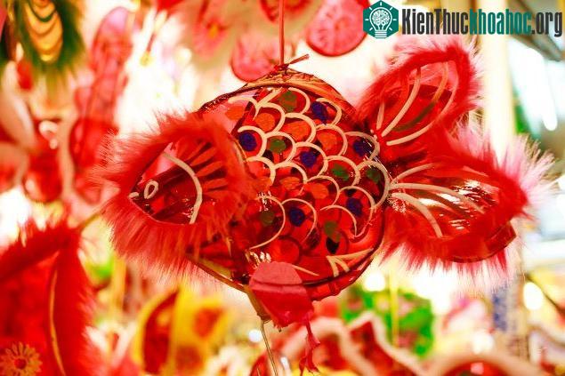 Đèn lồng cá chép làm từ khung tre, giấy bóng kính rực rỡ...