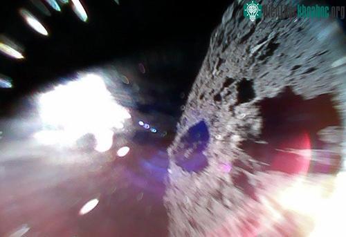 Bề mặt Ryugu (trái) và ánh sáng Mặt Trời (phải) do Rover 1A chụp hôm 22/9. Ảnh: JAXA.