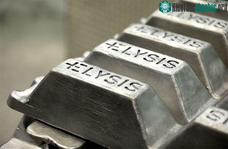Theo quy trình mới tại Elysis, người ta đã sử dụng gốm thay cho carbon trong điện cực dương.