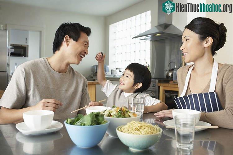 Bữa ăn đầy đủ chất dinh dưỡng đóng vai trò quan trọng, cần được đảm bảo, cân đối cả về số lượng và chất lượng.