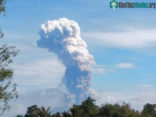 Núi lửa Soputan trên đảo Sulawesi, Indonesia phun trào sáng nay.