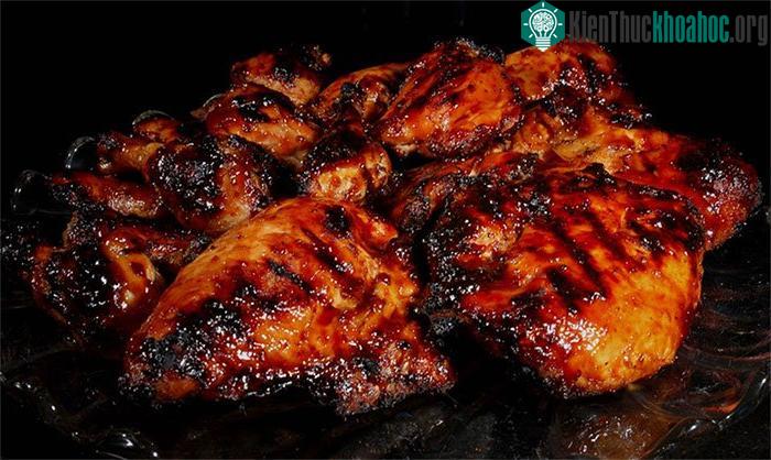 Nên sử dụng lò vi ba để nấu thịt trước khi nướng để giúp làm giảm thời gian tiếp xúc nhiệt độ cao.