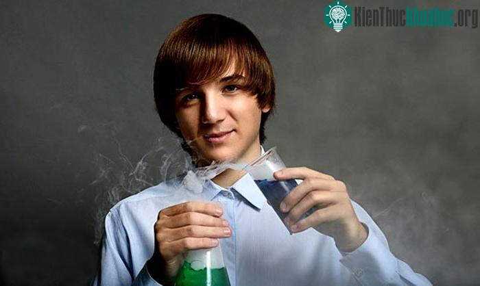 Nhà khoa học trẻ tuổi Jack Thomas Andraka trong phòng thí nghiệm.