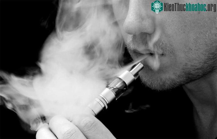 Hầu hết thuốc lá điện tử đều có một ống ngậm, hoặc hộp mực, một bộ làm nóng, pin sạc và mạch điện.