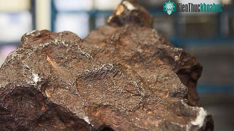 Cục thiên thạch nặng 10kg từng chỉ được coi là “cục đá” và dùng để chặn cửa suốt một thời gian dài.