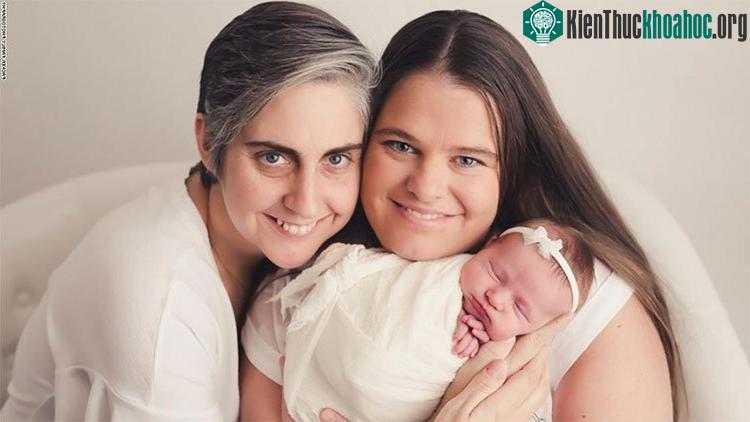 Cặp đôi Patricia và Kimberly bên con gái. (Ảnh: CNN).