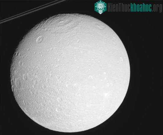Mặt trăng này có đầy các hố thiên thạch. (Ảnh - NASA).