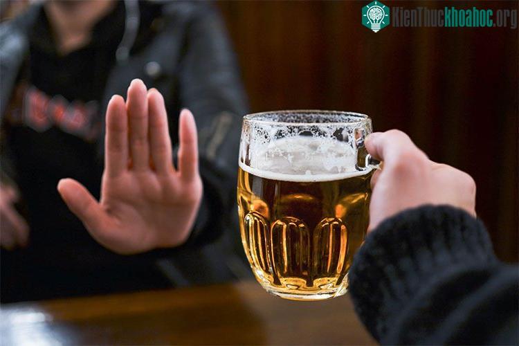 Độc chất được tạo ra từ rượu sẽ trực tiếp phá huỷ tế bào gan dẫn đến tăng men gan.