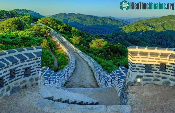 Pháo đài dài 12km này được xây cách đây 2 thiên niên kỷ. Nó nằm ở núi Hamhan, tỉnh Gyeonggi.