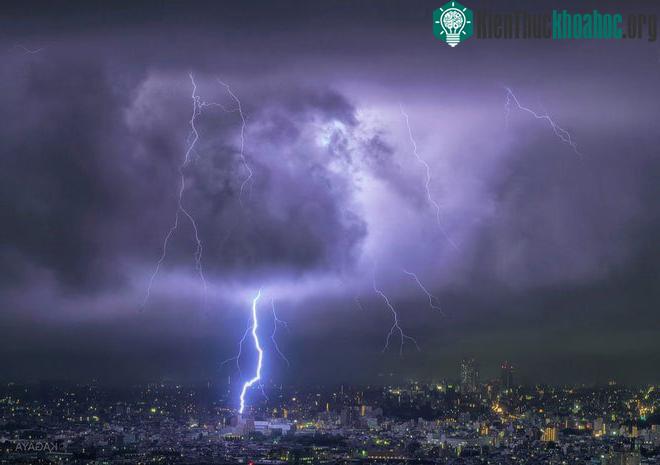 Những hình ảnh về các cột sét mà người dân ở đây ghi lại là vô cùng rõ ràng.