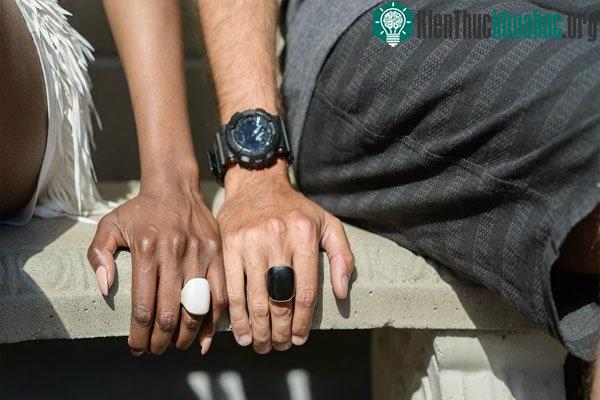 Những người đeo chung thiết bị này sẽ nhận thấy nhẫn của họ rung lên báo động người thân, bạn bè đang gặp nguy hiểm. (Ảnh: DN).