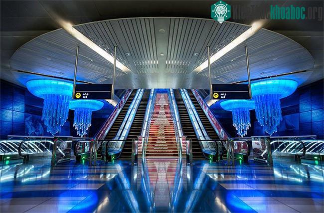Nhà ga và đường tàu thường ở trên cao, nhưng có một phần nằm dưới lòng đất.