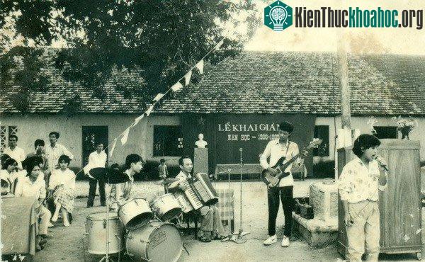 Những tiết mục văn nghệ cây nhà lá vườn trong lễ Khai giảng năm học 1988-1989, Trường THPT Hàn Thuyên, Bắc Ninh