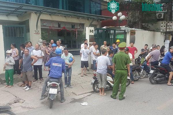 Người dân nhốn nháo chạy ra đường. (Ảnh: Trần Thường).