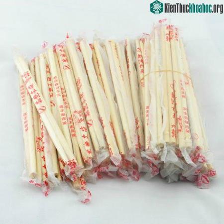 Đũa tre dùng một lần thường đi kèm đồ ăn mang về. (Ảnh: 11street.my).