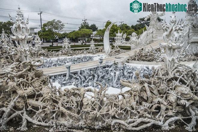 Những cánh tay trồi lên từ địa ngục.
