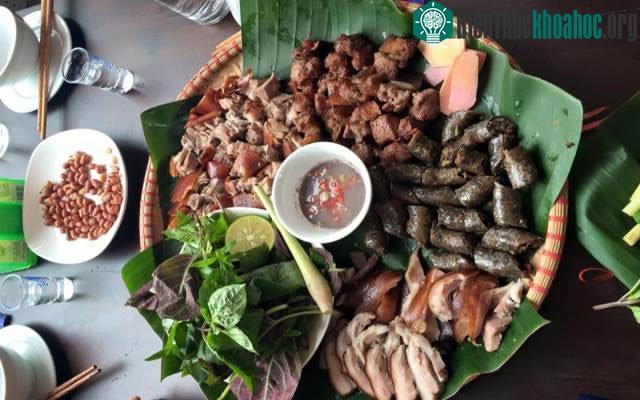 Người có bệnh liên quan mạch máu não không nên ăn thịt chó.