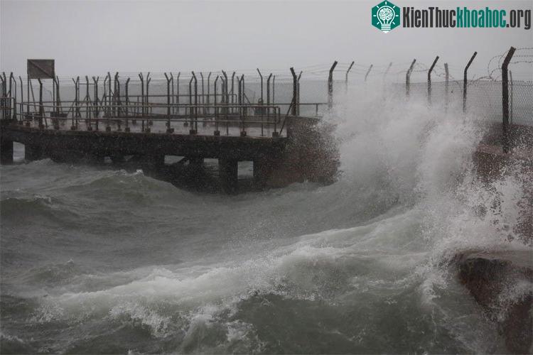 Thị trấn Kennedy nằm ở cuối phía tây của Sai Wan trên Đảo Hong Kong đón những đợt sóng lớn đầu tiên. (Ảnh: Xiaomei Chen).