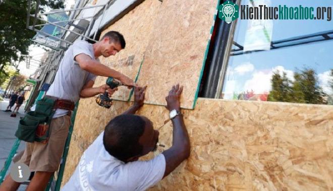 Người Mỹ gia cố lại nhà cửa trước sức gió của siêu bão.