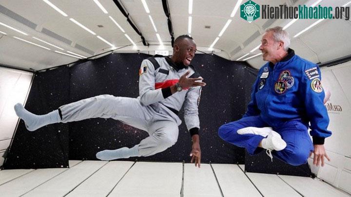 Usain Bolt thi đấu với hai phi hành gia trong môi trường không trọng lực.
