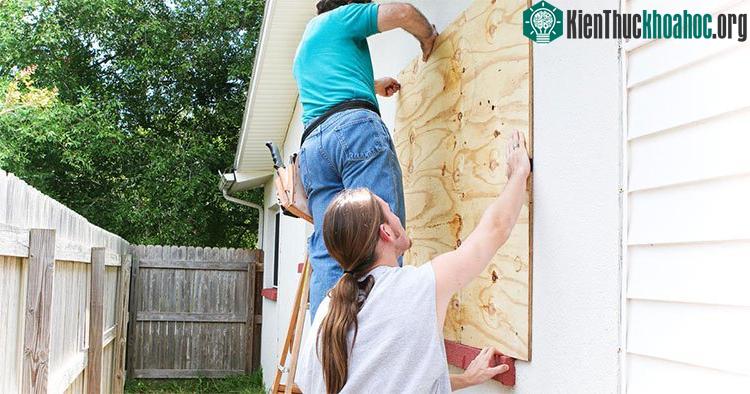 Bên cạnh việc dán băng keo ở phía bên trong, bạn nên gia cố thêm cho cửa kính bằng cách đóng các thanh gỗ, tấm ván gỗ để hạn chế việc kính vỡ khi bão đến. (Ảnh: Shutterstock).