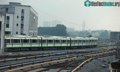Mỗi đoàn tàu chạy cách nhau 10 phút và vận hành qua hệ thống điều khiển tự động.