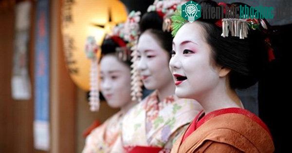Không chỉ phụ nữ chưa chồng, những người đã lập gia đình cũng thực hiện việc nhuộm răng đen