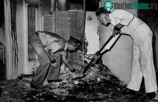 Cảnh sát điều tra hiện trường vụ cháy bí ẩn.