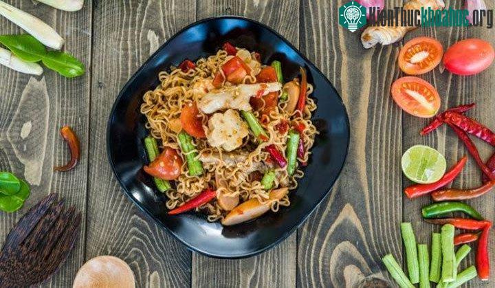 Mì gói có thể kết hợp với lượng đạm như thịt, trứng, hải sản... và rau để bữa ăn thêm cân đối và đầy đủ.