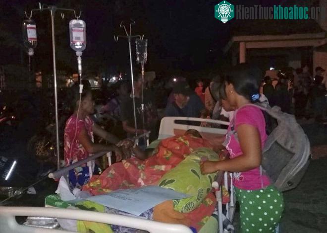 Người được sơ tán khỏi bệnh viện ở Poso, tỉnh Sulawesi, sau khi động đất xảy ra chiều 28/9. (Ảnh: AP).
