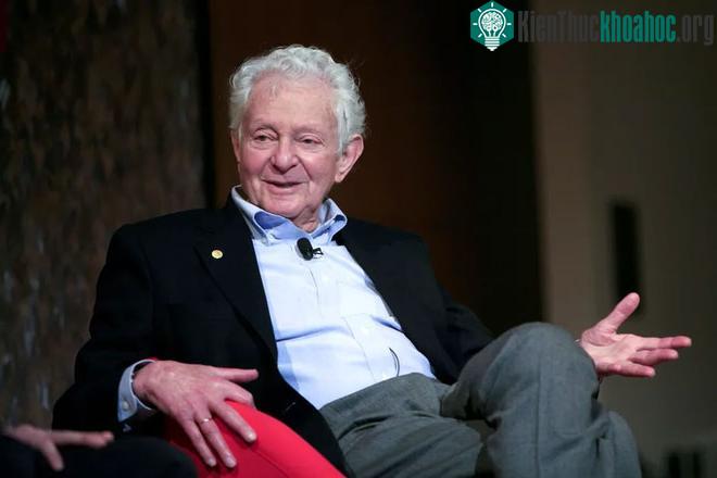 Bệnh tật khiến ông phải bán đấu giá giải Nobel của mình để lấy 750.000 USD để trả viện phí.